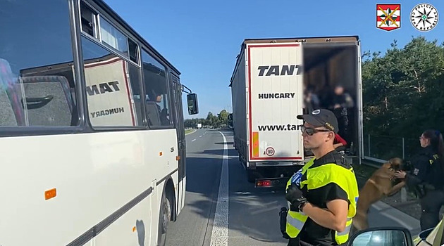 Policisté u Brna zastavili kamion, který převážel 58 migrantů. Řidič utekl