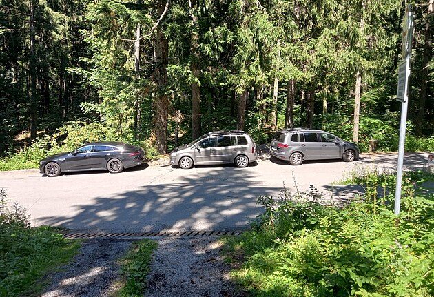Automobily asto v Beskydech parkují v zákazech stání a nkdy i zastavení.