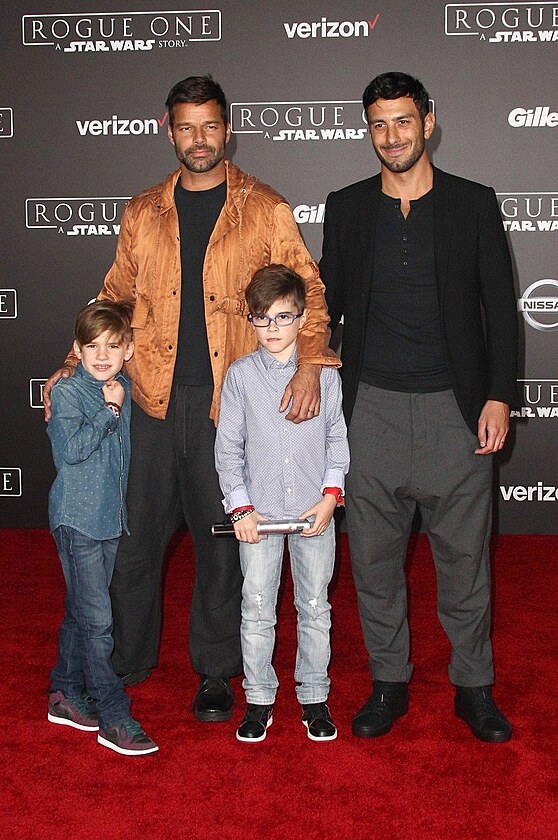 Ricky Martin s man�elem a syny na premié�e filmu Rogue One: Star Wars Story...
