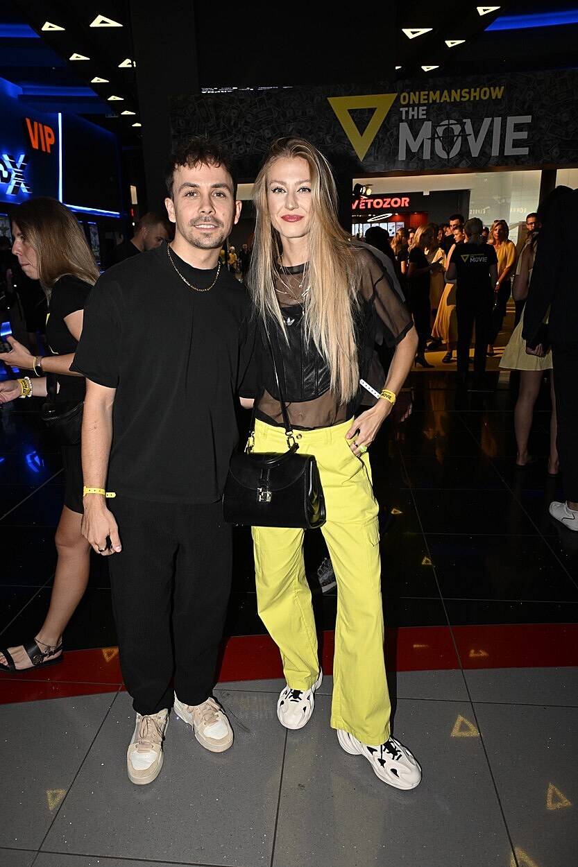 Zp�v�k Petr Lexa ze skupiny Slza a jeho partnerka, modelka a �esk� miss World...