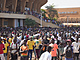 Mlad lid se schz v hlavnm mst Nigeru Niamey, aby se registrovali jako...