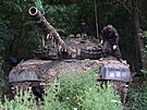 Ukrajintí vojáci pipravují tank ped odjezdem na frontu