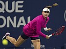 Jelena Rybakinová servíruje bhem tvrtfinále na turnaji v Montrealu.