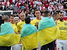 Fotbalisté Slavie nastupují k utkání proti Dnipru v trikách na podporu...