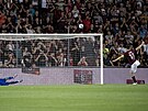 Ladislav Krejí nepromuje penaltu.