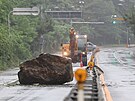 Padající skála zpsobená tajfunem Khanun blokuje silnici v jihokorejském...