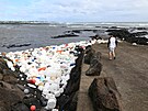 Mu si prohlíí plastový odpad po pechodu tajfunu Khanun v pístavu na ostrov...