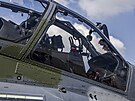 Arm�da ve �tvrtek slavnostn� p�evzala prvn� dva nov� americk� bitevn� vrtuln�ky...