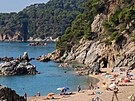 Nudistická plá Cala Boadella nedaleko katalánského msta Lloret de Mar (23....