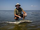Vdec Ivan Rusev zkoumá tlo mrtvého delfína v erném moi. (28. srpna 2022)