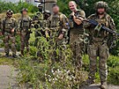 lenové 197. praporu ukrajinských sil územní obrany, kteí útoí na Rusy na...