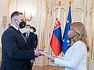 Slovenská prezidentka Zuzana aputová (vpravo) jmenuje nového editele...