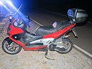 Mu�e se sna�il ujet policist�m na stroji Gilera Nexus 500.