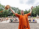 Kdy� na Boji�ti dokon�ili sv�j radostn� zp�v stoupenci hnut� Hare Kri�na, za�al...