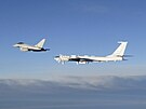 Letoun RAF Typhoon (vlevo) monitoruje ruský bombardér Tupolev Tu-142. (14....