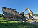 Silni���i v Ludkovic�ch zbourali letit� poz�statky z nedokon�en� stavby Ba�ovy...