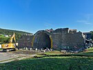 Silni���i v Ludkovic�ch zbourali letit� poz�statky z nedokon�en� stavby Ba�ovy...