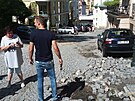 Odstra�ov�n� �kod v Moravsk� ulici v Karlov�ch Varech po �tern� pr�tr�i mra�en.