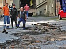 Opravy Moravsk� ulice po �tern� bou�ce a prudk�m de�ti.