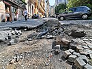 Opravy Moravsk� ulice po �tern� bou�ce a prudk�m de�ti.