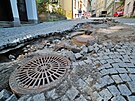 Opravy Moravsk� ulice po �tern� bou�ce a prudk�m de�ti.
