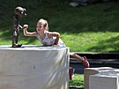V Chebu byla slavnostn� odhalena Hurv�nkova lavi�ka i s jeho bronzovou sochou.