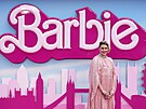 Reisérka filmu Barbie Greta Gerwigová pózuje ped poutaem na premiéru snímku...