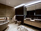 Koupeln dominuje velká vana v teplé béové barv, v ní je i ostatní sanita.