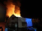 Blesk p�i siln� bou�ce zap�lil ve �ternberku d�lnu u rodinn�ho domu. Plameny...