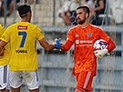 Jihlavský branká Pavel Soukup zlikvidoval penaltu, blahopeje mu Emir Tonbul.