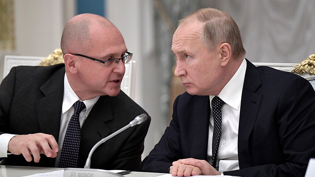 Ruský prezident Vladimir Putin a jeho vicekanclé Sergej Kirijenko 