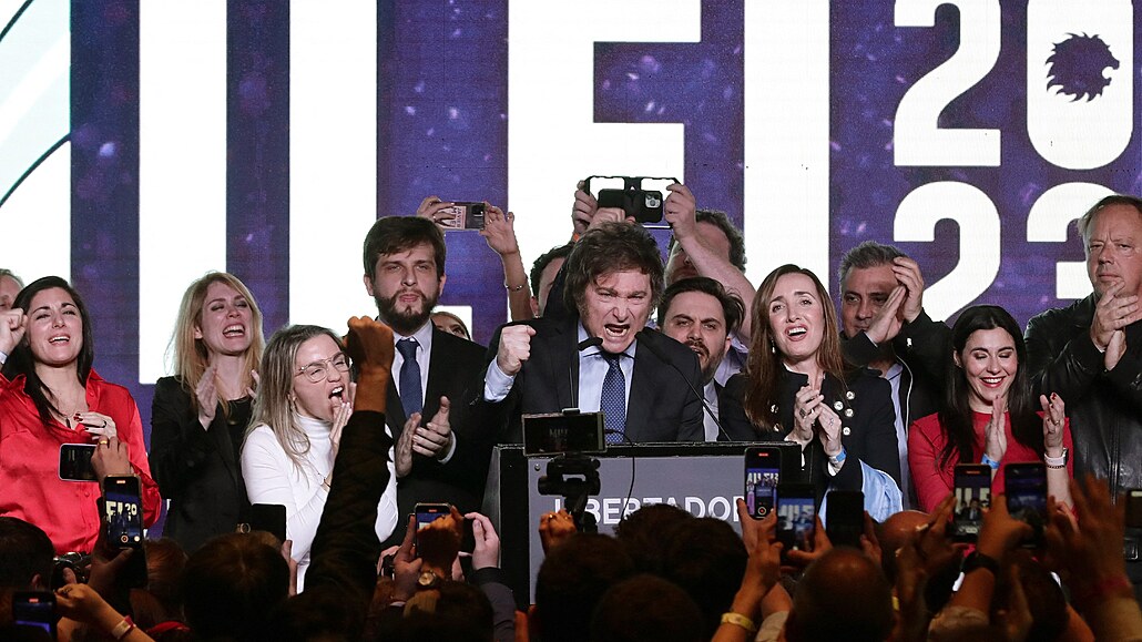 Vít�zství ultraliberálního politika Javiera Mileiho v prezidentských primárkách...