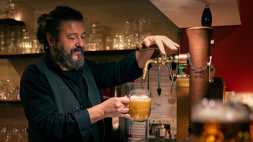 V lokálech se d�ív �e�ila politika, vztahy, k�efty, zdraví i sport. Jen�e dnes...