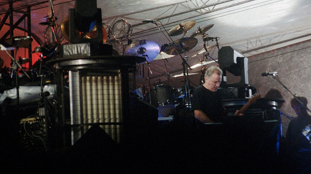 Kytarista David Gilmour na koncertě Pink Floyd na Strahově