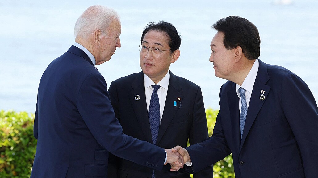 Spolu. Joe Biden (vlevo) s jihokorejským prezidentem Jun Sok-jolem (vpravo) a...