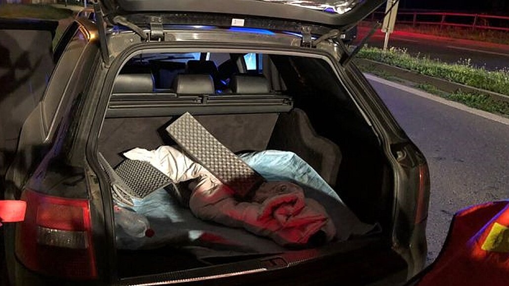 �idi� osobního automobilu, který p�evá�el b�ence a ují�d�l p�ed policií,...