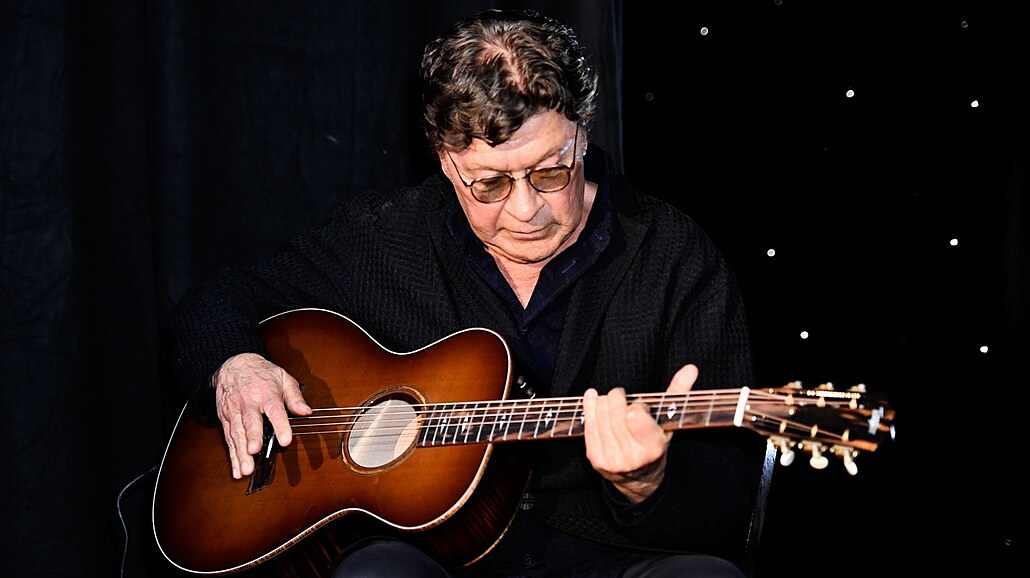 Ve v�ku 80 let zem�el kanadský kytarista, skladatel a zp�vák Robbie Robertson,...