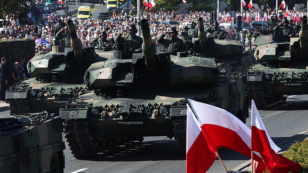 Polsko oslavilo Den armády. Vojenská p�ehlídka se konala ve Var�av�. (15. srpna...
