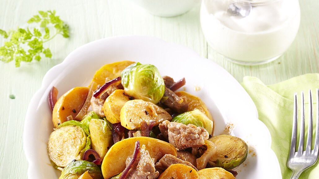 Jehní s rikovou kapustou a brusinkami
