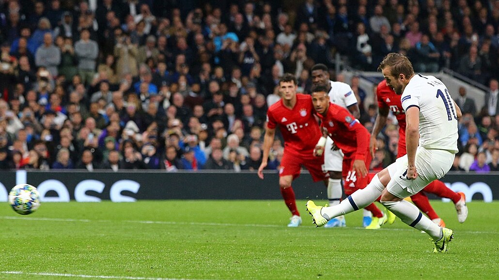 Anglický útoník Harry Kane promuje pokutový kop proti Bayernu v Lize mistr...