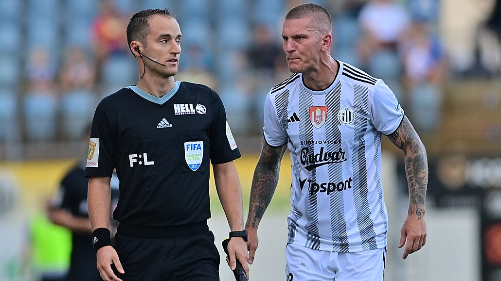 Zden�k Ondrá�ek z �eských Bud�jovic se zlobí na pomezního rozhod�ího v zápase s...