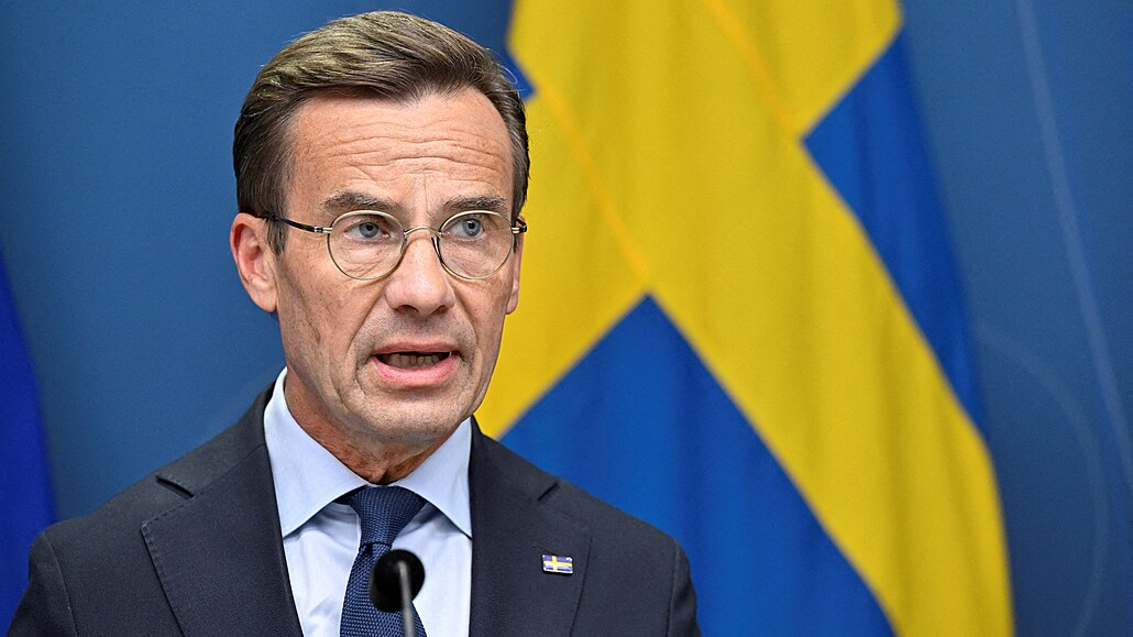 �védský premiér Ulf Kristersson na tiskové konferenci o zhor�ující se...