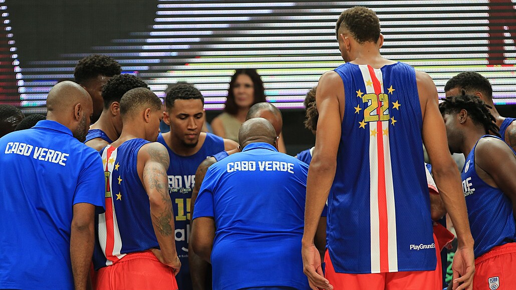 Basketbalisté Kapverdských ostrov naslouchají svému koui Emanuelu Trovoadovi....