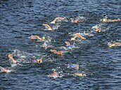 Momentka ze závodu triatlonistek testujícího tra olympijského závodu v Paíi