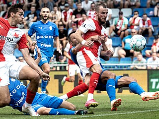 Natsno bránný Václav Jureka (vpravo) ze Slavie v utkání s Mladou Boleslaví.