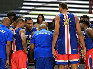 Basketbalisté Kapverdských ostrovů naslouchají svému kouči Emanuelu Trovoadovi....