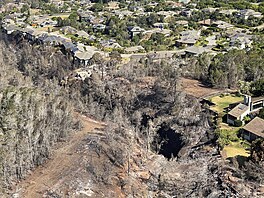 Spálená zem a domy po lesním poáru na pobeí v Lahain na ostrov Maui na...