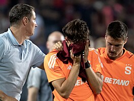 Veljko Birman�evi� a hlava v dlaních. Zklamání z vy�azení mírní trenér Brian...