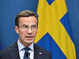 védský premiér Ulf Kristersson na tiskové konferenci o zhorující se...