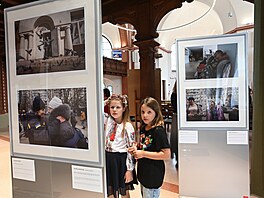 V Olomouci se koná výstava fotografií nazvaná Bojují i za nás, je dokumentuje...